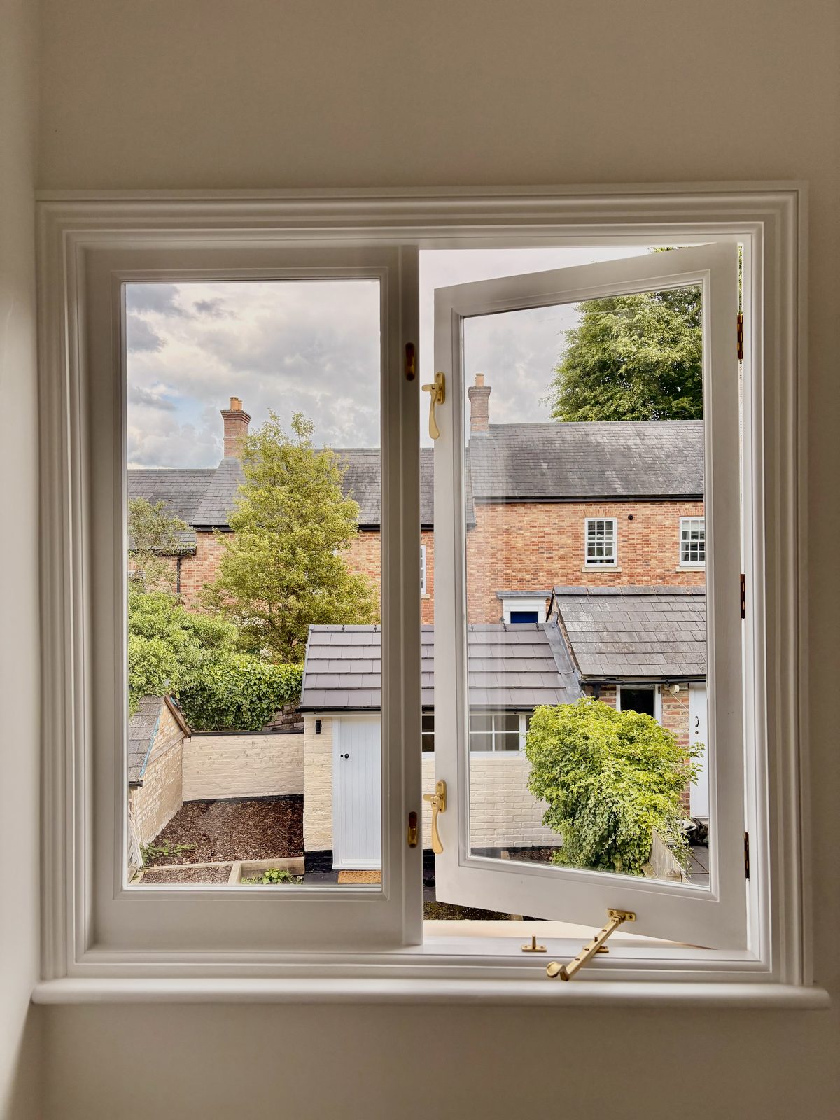 Flush and stormproof casements